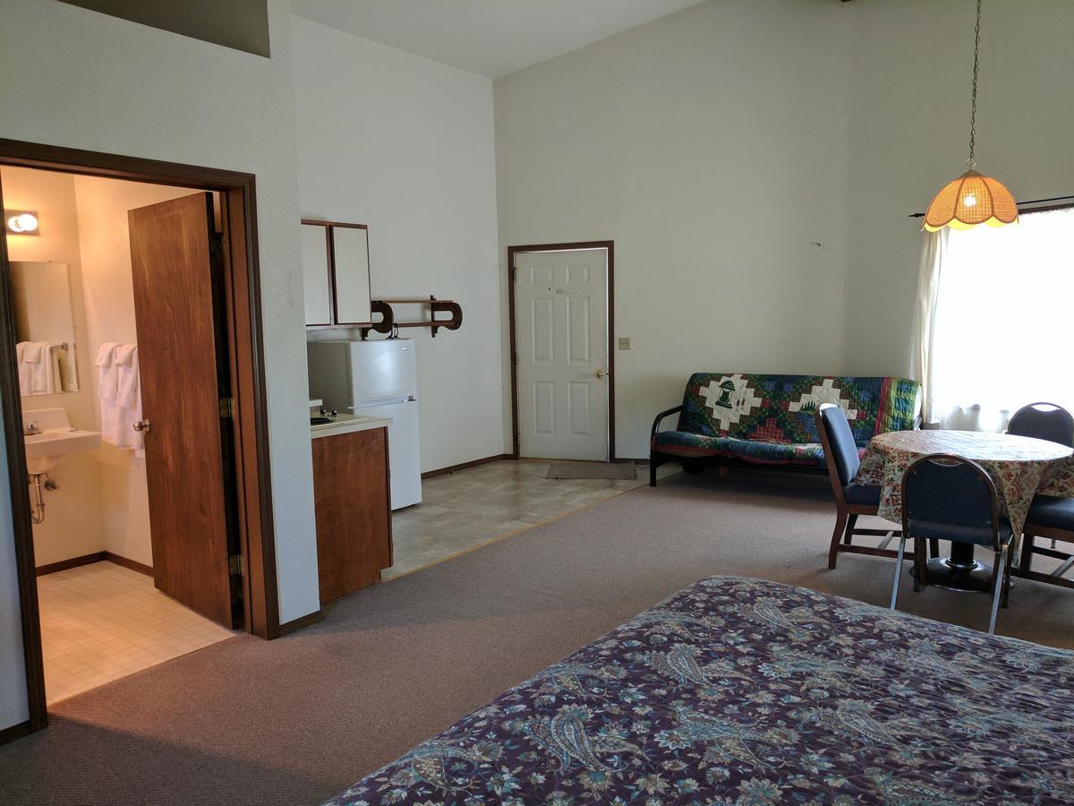 Clinton Rock Creek Mercantile & Motel מראה חיצוני תמונה