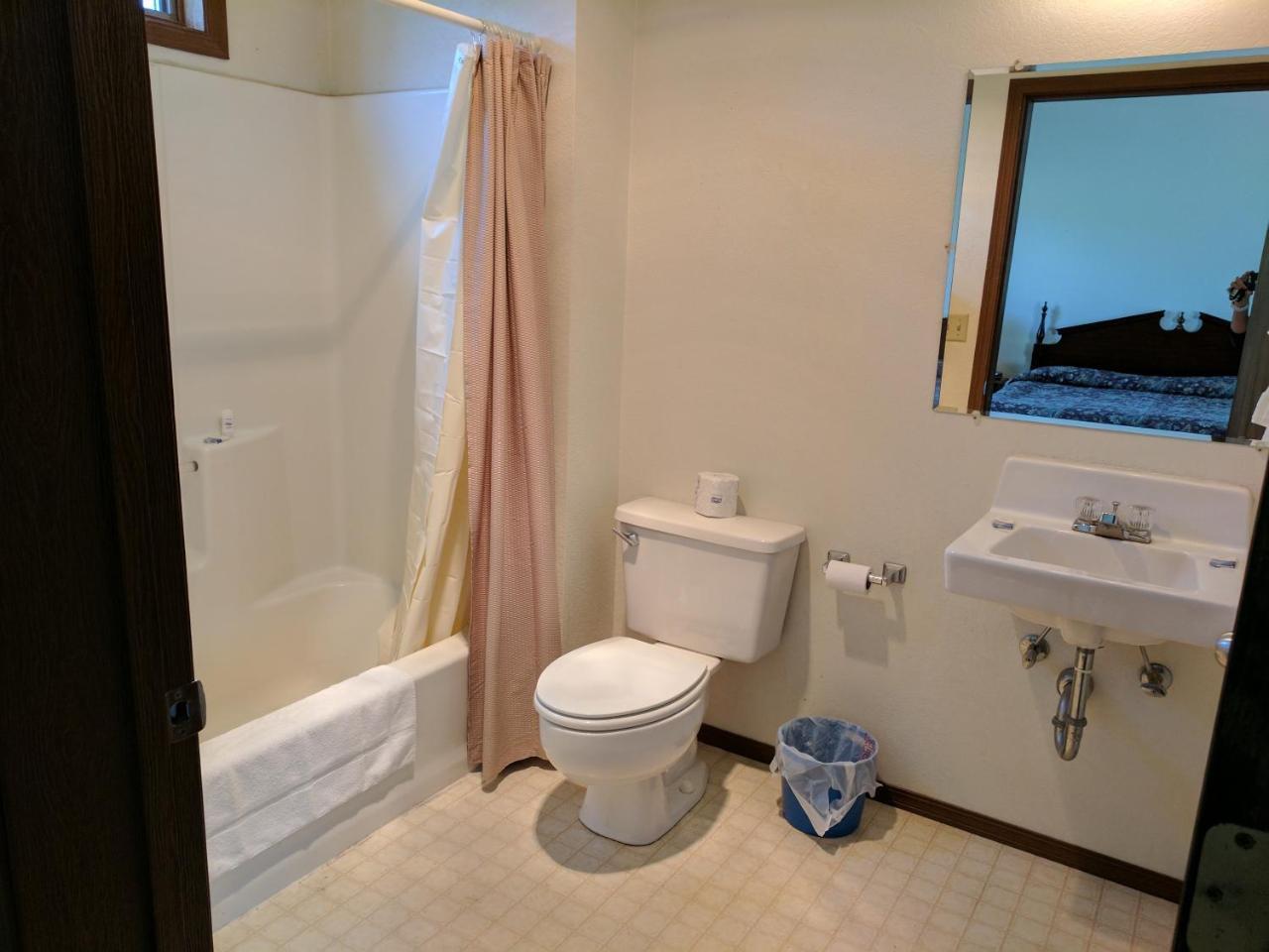 Clinton Rock Creek Mercantile & Motel מראה חיצוני תמונה