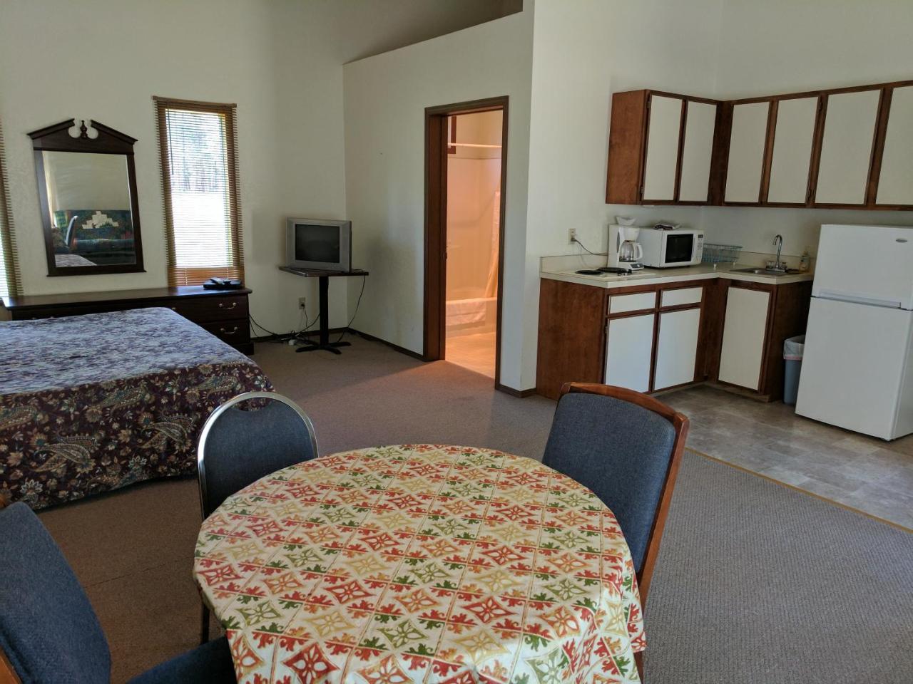 Clinton Rock Creek Mercantile & Motel מראה חיצוני תמונה